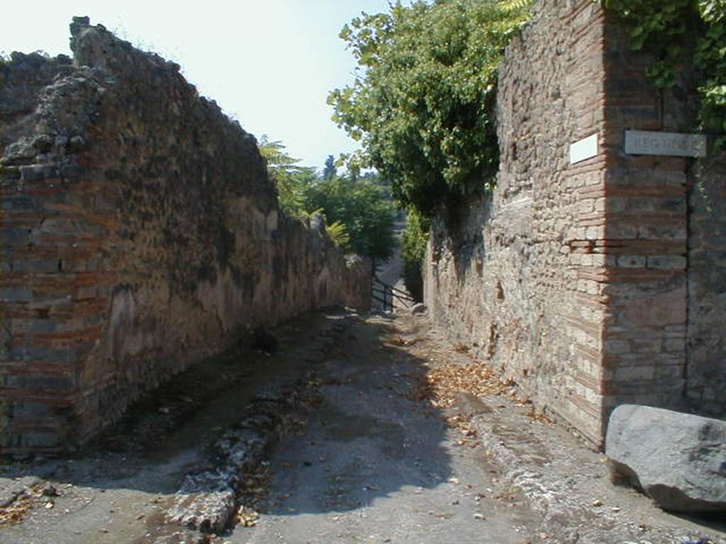 I.2 Pompeii. September 2005. Vicolo, looking west. Side wall of I.3.29