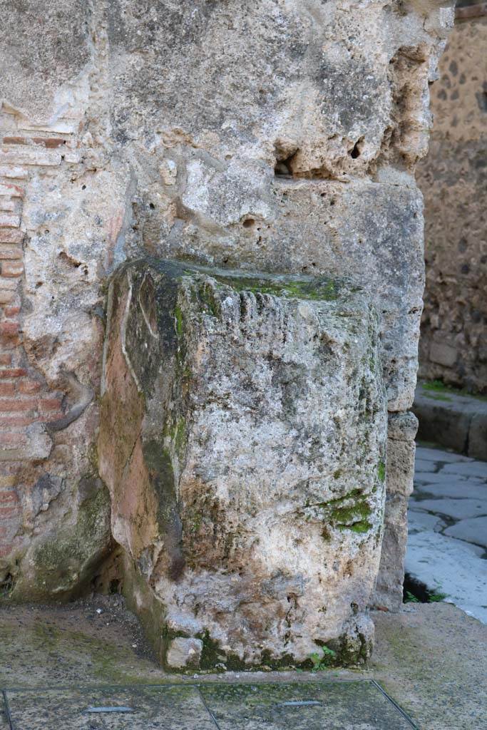 Street altar at corner near I.6.12 on Via dell’Abbondanza. December 2018.
Photo courtesy of Aude Durand.