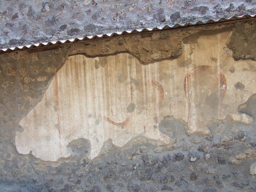 Pompeii Street Altar at I.8.1. September 2005.North end of remains of painting to north of altar. The vertical red line of the panels above the bench can be seen on the left. Next to that is the end of the serpents tail and the first few coils.
