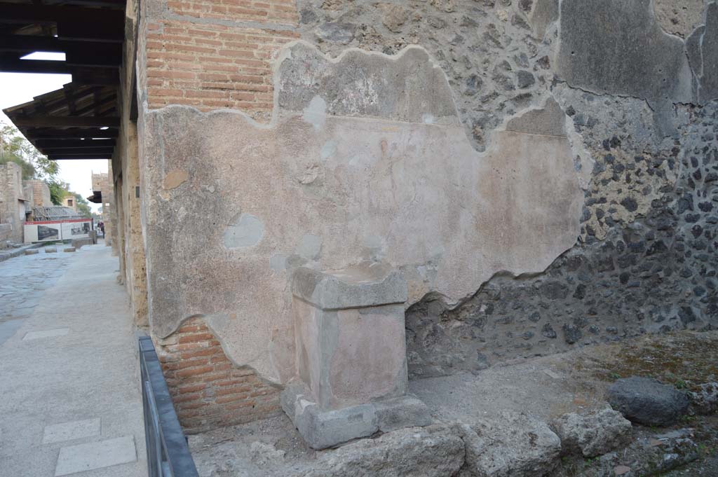 Unnamed vicolo on south side of Via dell’Abbondanza, Pompeii. October 2017.
Looking towards street altar on east side of roadway, at junction with Via dell’Abbondanza, on left.
Foto Taylor Lauritsen, ERC Grant 681269 DÉCOR.