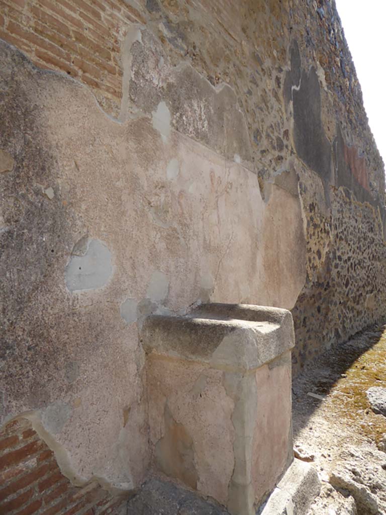 Street altar on west side wall of I.11.1. September 2015. Looking south towards painted street shrine and altar.
Foto Annette Haug, ERC Grant 681269 DÉCOR