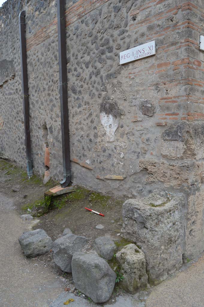 I.11.7 Pompeii. October 2018. Street altar on north-east corner of insula.
Foto Taylor Lauritsen, ERC Grant 681269 DÉCOR.