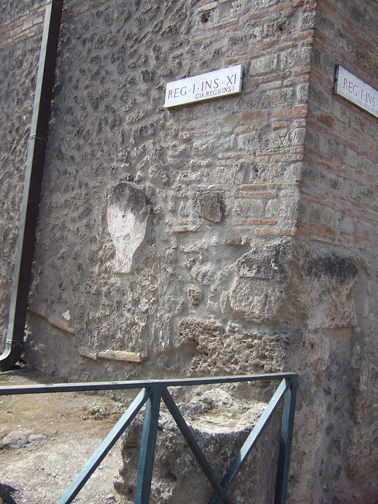 I.11.7 Pompeii. September 2005. Street altar on north-east corner of insula.
According to Della Corte, because of the poor state of the sacred painting when it was found, he could not know to which divinity it was dedicated.
See Della Corte, M., 1965. Case ed Abitanti di Pompei. Napoli: Fausto Fiorentino. (p. 343-4).