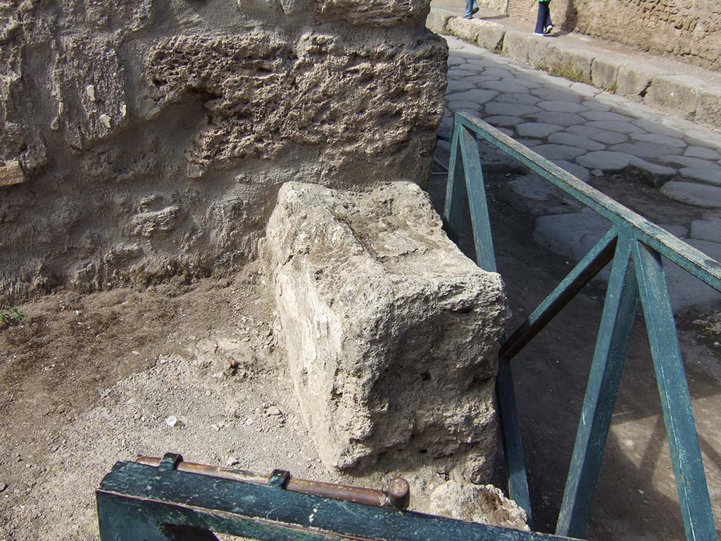 I.11.7 Pompeii. September 2005. Street altar, looking west where Vicolo delle Nave Europa joins Via dell’Abbondanza.