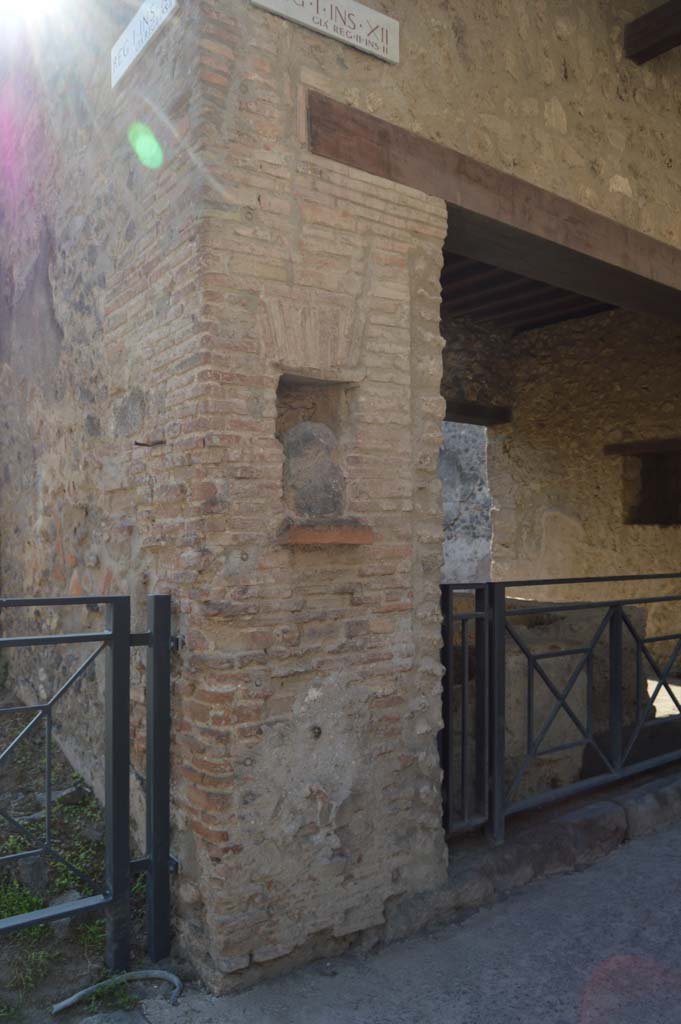 Street shrine or niche at east side of entrance doorway of I.12.5 Pompeii.
October 2017.
Foto Taylor Lauritsen, ERC Grant 681269 DÉCOR.