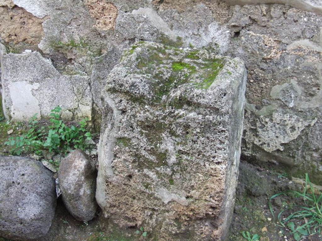 Pompeii. December 2005. Street altar west of I.14.8.