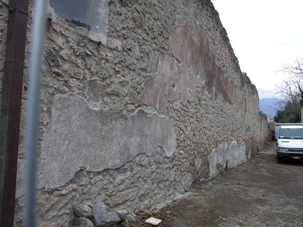 Plaster on side wall of I.16.4. December 2006. Was this the site of the street altar? See Eschebach, L., 1993. Gebäudeverzeichnis und Stadtplan der antiken Stadt Pompeji. Köln: Böhlau. (p.76)