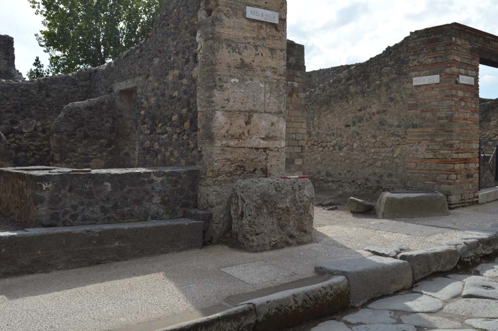Street altar outside II.2.1 Pompeii. October 2018. Looking south-west towards street altar and Vicolo di Octavius Quarto.
Foto Taylor Lauritsen, ERC Grant 681269 DÉCOR.