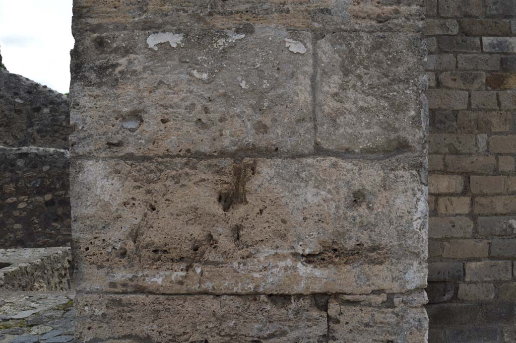Street altar outside II.2.1 Pompeii. October 2018. Detail from pilaster on west side of entrance doorway, site of an original painting with five figures.
Foto Taylor Lauritsen, ERC Grant 681269 DÉCOR.