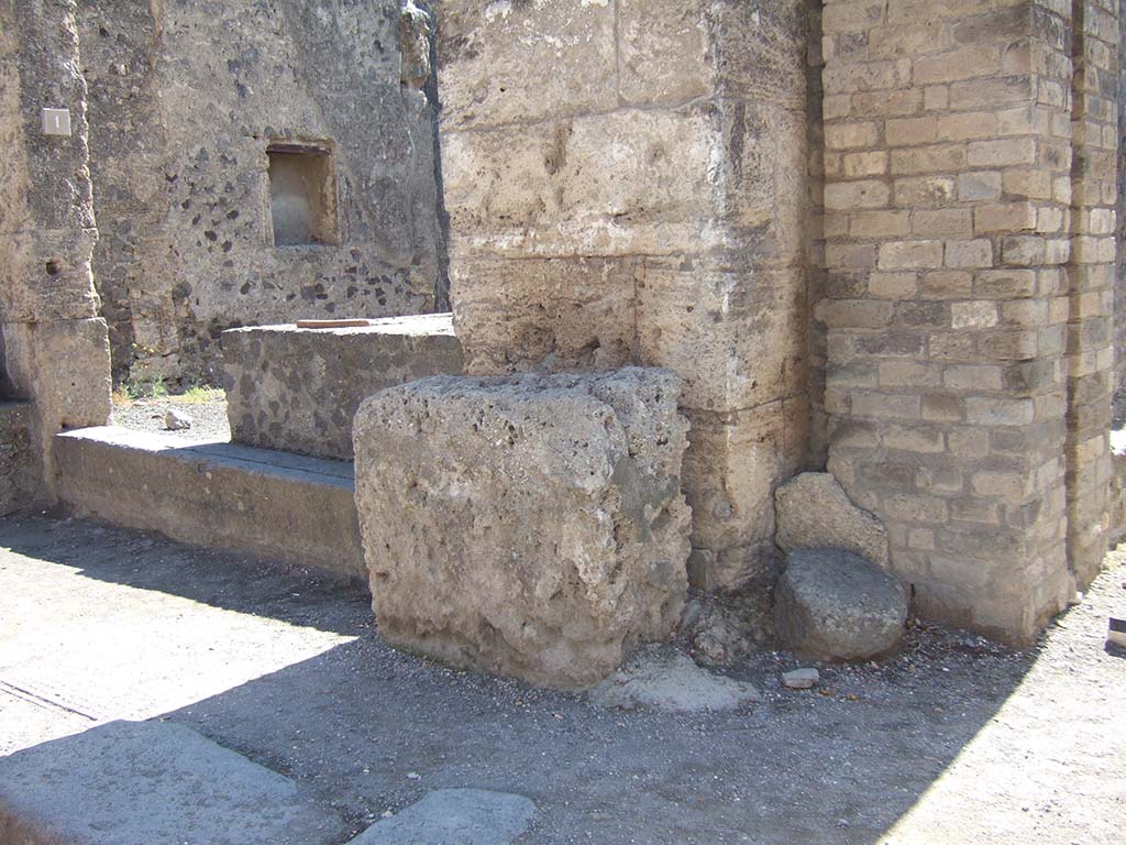 Street altar outside II.2.1 on Via dell’Abbondanza, September 2005.