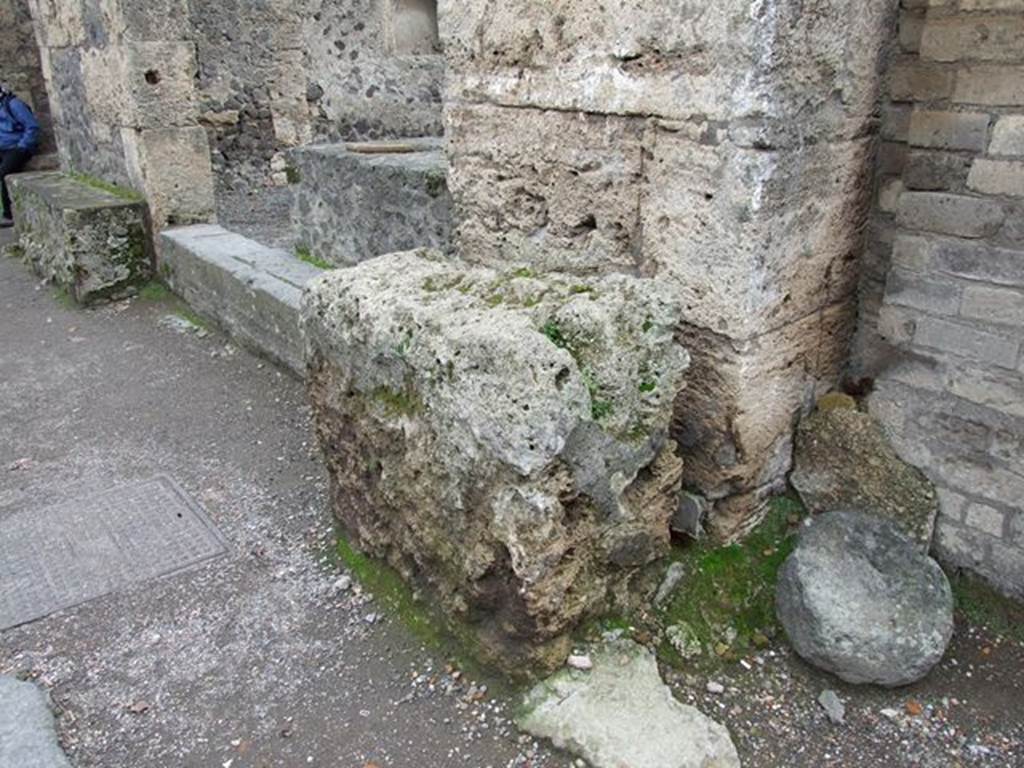 Street altar outside II.2.1 on Via dell’Abbondanza, December 2007.