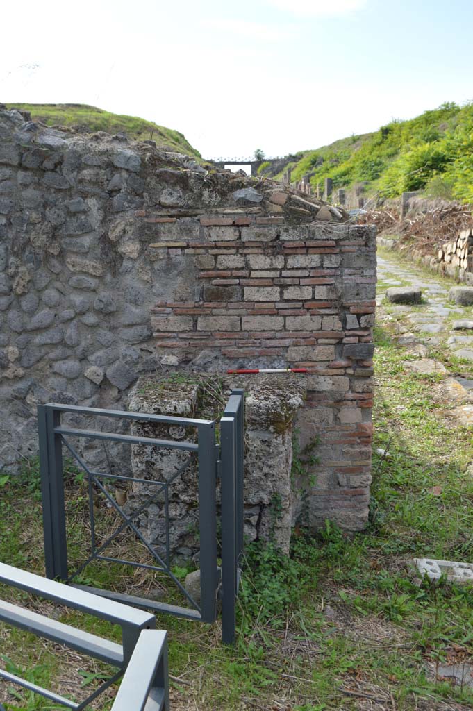III.10.6 Pompeii. October 2018.
Looking west to street altar in unexcavated roadway between III.10 and III.11.
Foto Taylor Lauritsen, ERC Grant 681269 DÉCOR.