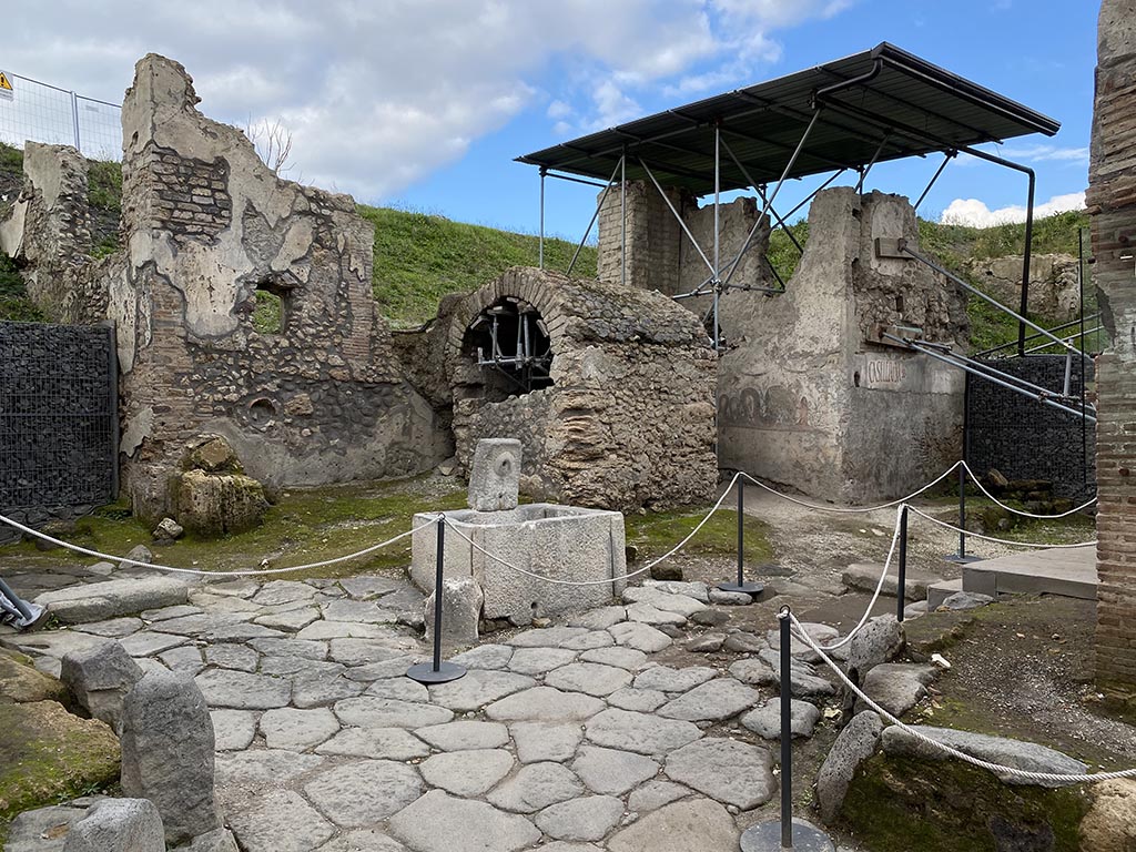 Pompeii Altar at V.8, on north-east side of junction. November 2021.
Fountain, Well, Water Tower and street shrine, at crossroads of Vicolo delle Nozze d’Argento and Vicolo dei Balconi.
Photo courtesy of Joonas Vanhala.