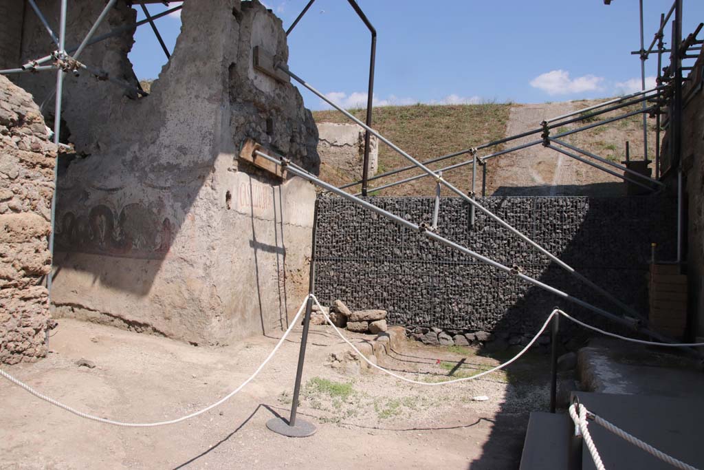 Pompeii Street Shrine at V.8, on left. On the right is V.3. September 2021.
Looking east from junction with Vicolo dei Balconi, towards blocked continuation of Vicolo delle Nozze d’Argento.
Photo courtesy of Klaus Heese.