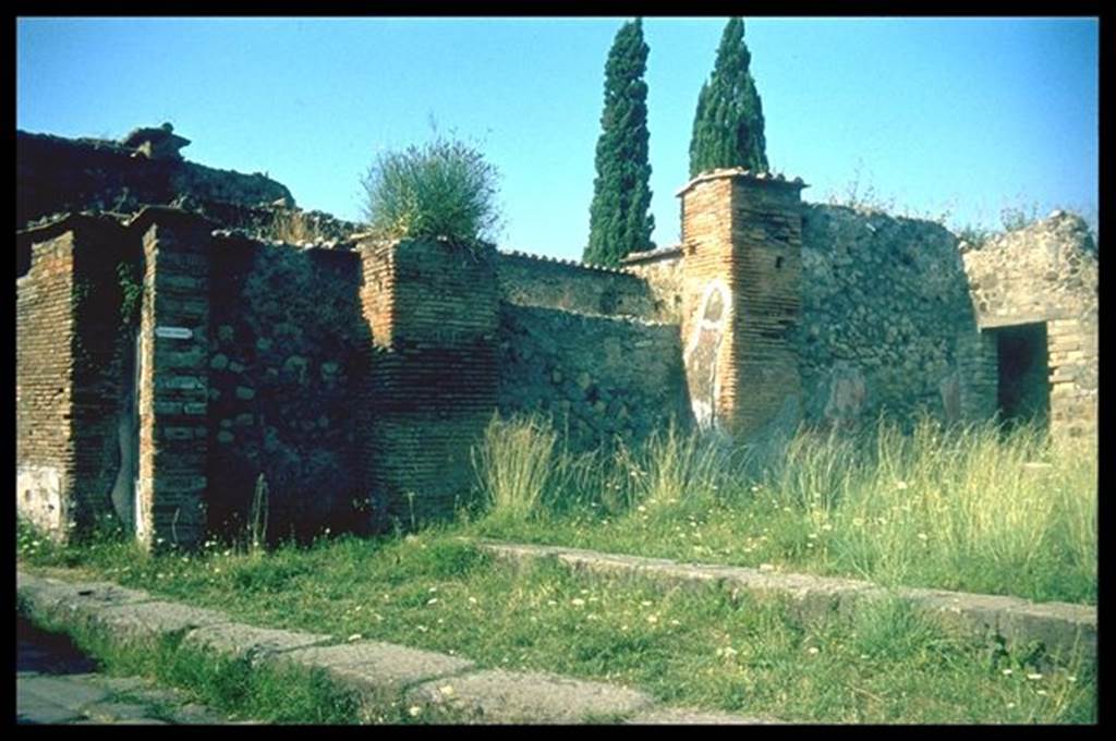 VI.1.13 Pompeii. North wall, and possible site of street altar. Photographed 1970-79 by Günther Einhorn, picture courtesy of his son Ralf Einhorn.