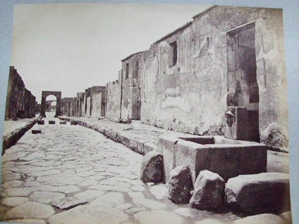 VI.10 Pompeii.Via di Mercurio, looking south. Fountain VI.8.24
Old undated photograph courtesy of the Society of Antiquaries, Fox Collection.
According to Eschebach, this fountain was situated in front of a painted street shrine showing the sacrifice of a bull victim.See Eschebach, L., 1993. Gebäudeverzeichnis und Stadtplan der antiken Stadt Pompeji. Köln: Böhlau. (p.188)