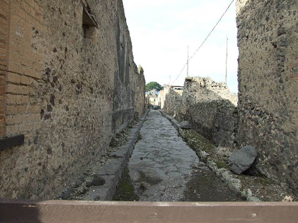 VI.12.6 Pompeii street altar on west side of Vicolo del Labirinto, looking north. December 2006.
