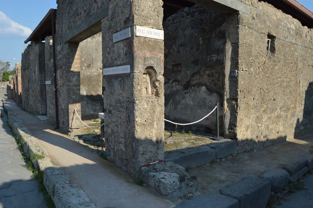 VII.1.42, Pompeii, on right. October 2018.
Looking south-east towards street altar and niche in pilaster at junction between Via degli Augustali, on left, and Vicolo del Lupanare, on right.
Foto Taylor Lauritsen, ERC Grant 681269 DÉCOR.