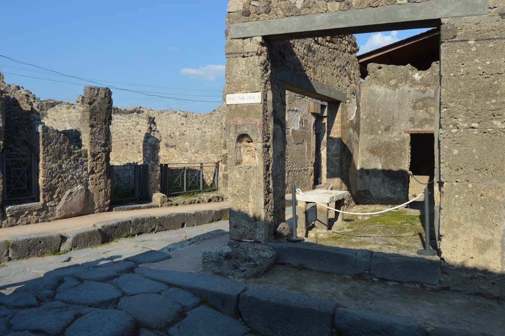 VII.1.42, Pompeii, on right. October 2018.
Looking north-east towards altar and niche in pilaster at junction with Vicolo del Lupanare, lower, and Via degli Augustali, on left.
Foto Taylor Lauritsen, ERC Grant 681269 DÉCOR.