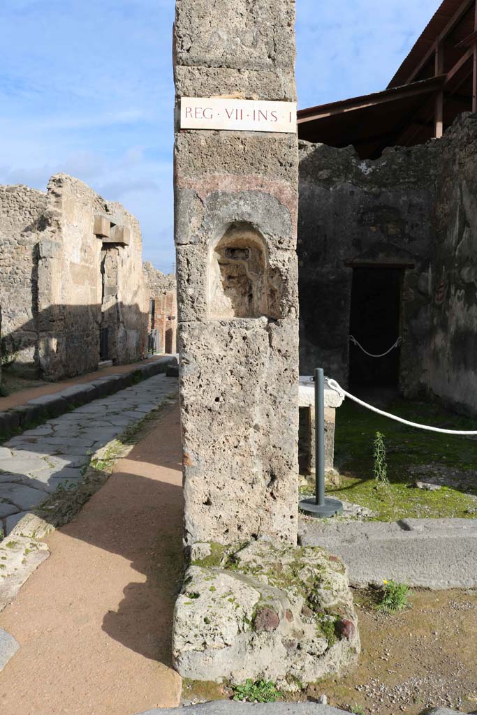 VII.1.42, Pompeii. December 2018.
Pilaster with niche on north side of doorway. Photo courtesy of Aude Durand.