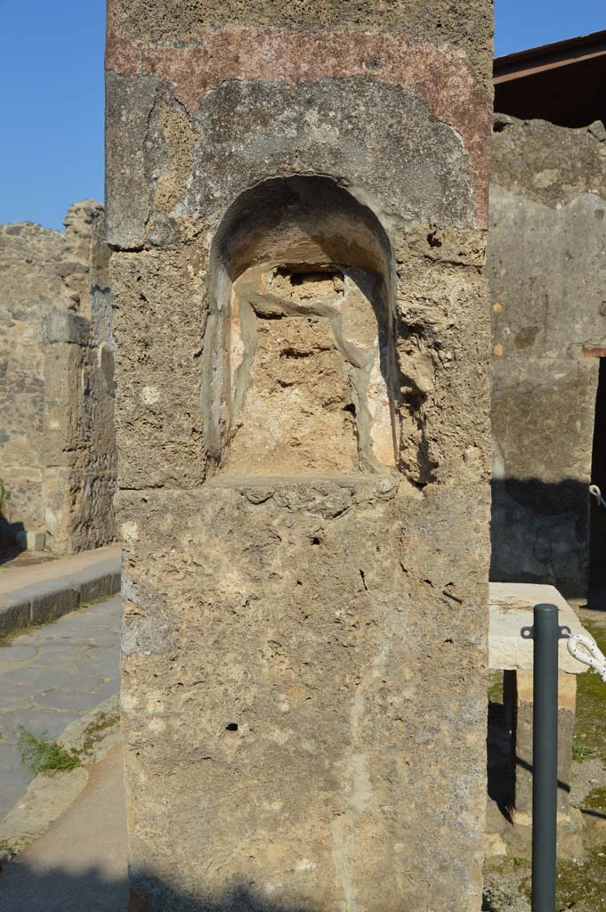 Street altar at VII.1.42 Pompeii. October 2018. Looking east with detail of niche.
Foto Taylor Lauritsen, ERC Grant 681269 DÉCOR.