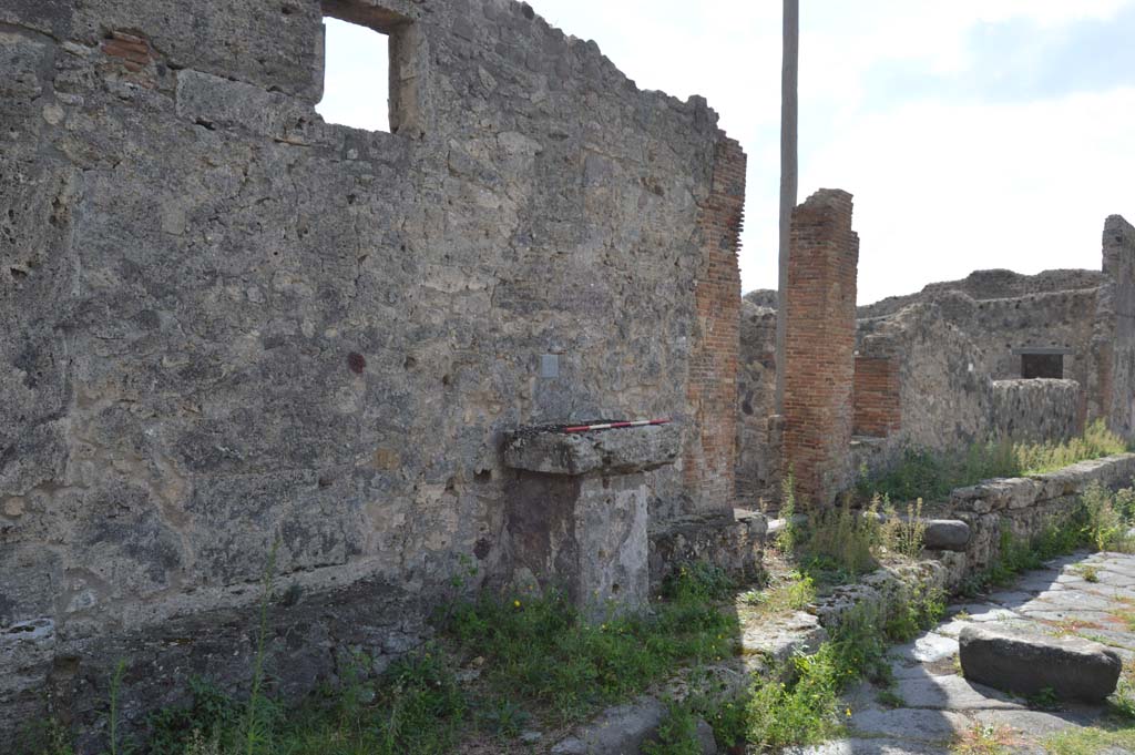 VII.7.22 Pompeii. October 2018. Looking south-west towards altar on south side of Vicolo dei Soprastanti.
Foto Taylor Lauritsen, ERC Grant 681269 DÉCOR.
