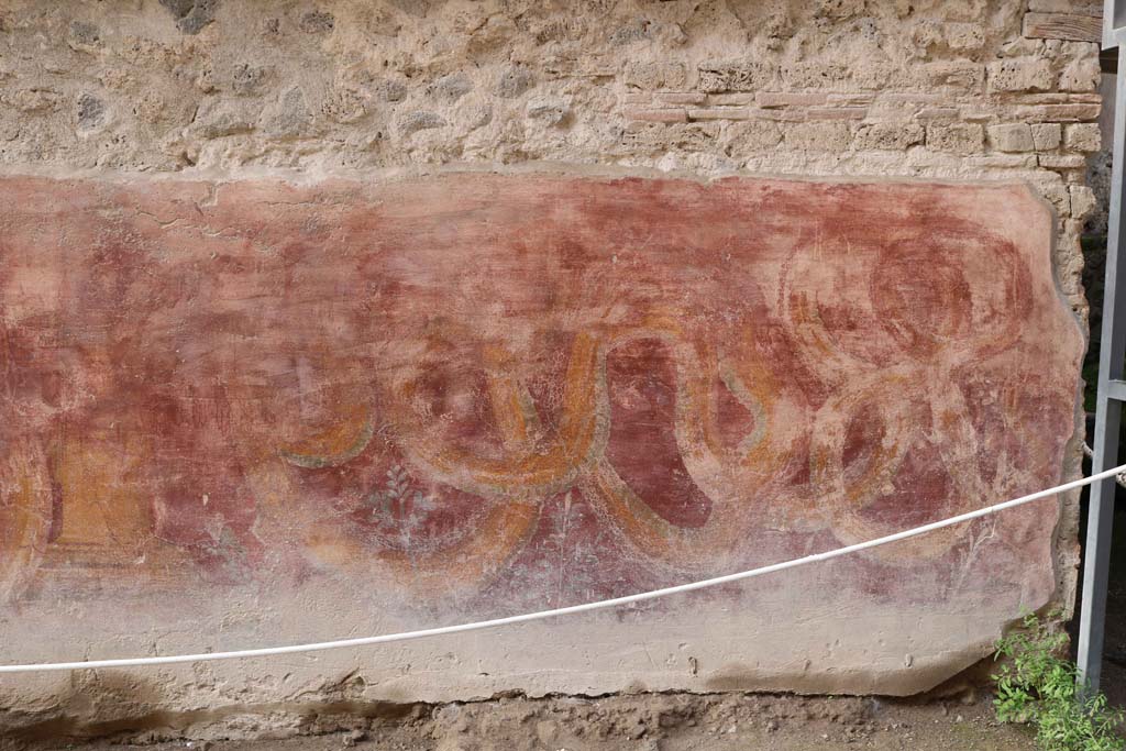 VII.11.13, Pompeii. December 2018. Painted street shrine on outside wall at north end. Photo courtesy of Aude Durand.