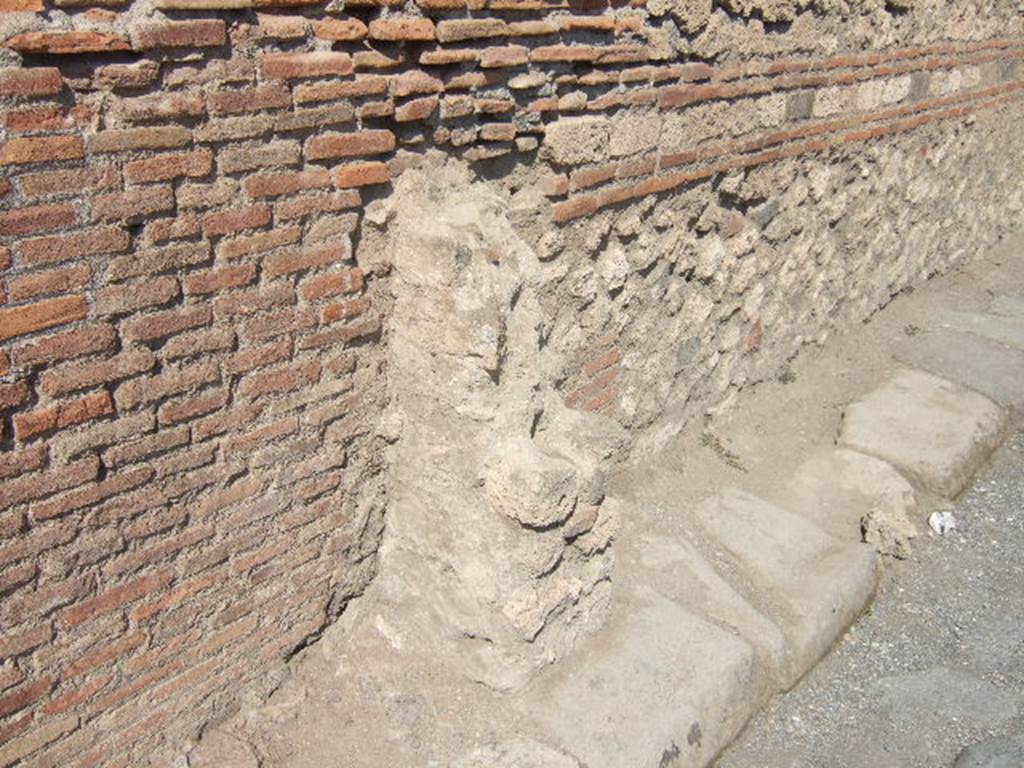 VII.14.14 Pompeii. May 2005. Street altar on side wall in Vicolo del Lupanare.