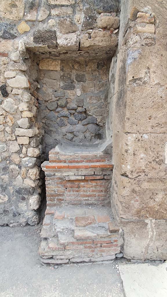 Outside VIII.2.11 Pompeii. August 2021.
Looking west to street altar at corner of Via delle Scuole.
Foto Annette Haug, ERC Grant 681269 DÉCOR