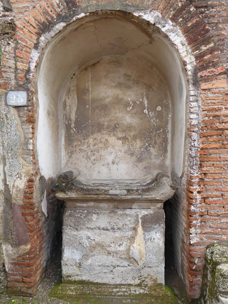 VIII.2.25 Pompeii. January 2017. Street altar, looking south.
Foto Annette Haug, ERC Grant 681269 DÉCOR.