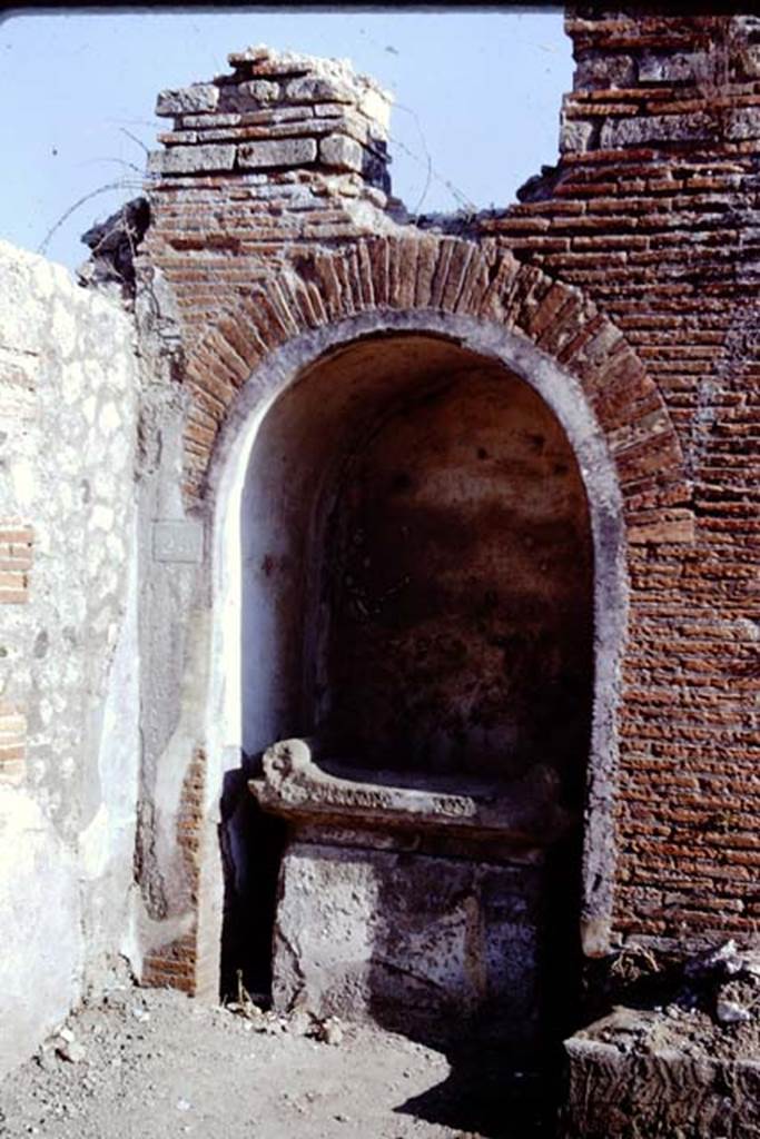 VIII.2.25 Pompeii. 1968. Street altar on south side of Vicolo della Regina. Photo by Stanley A. Jashemski.
Source: The Wilhelmina and Stanley A. Jashemski archive in the University of Maryland Library, Special Collections (See collection page) and made available under the Creative Commons Attribution-Non Commercial License v.4. See Licence and use details.
J68f2333