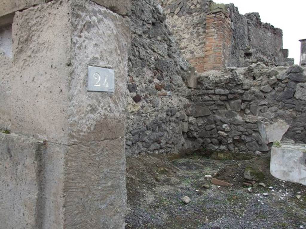 VIII.4.24 Pompeii. Street altar. December 2007. South wall with remains of stone bench on which sat the ministri.