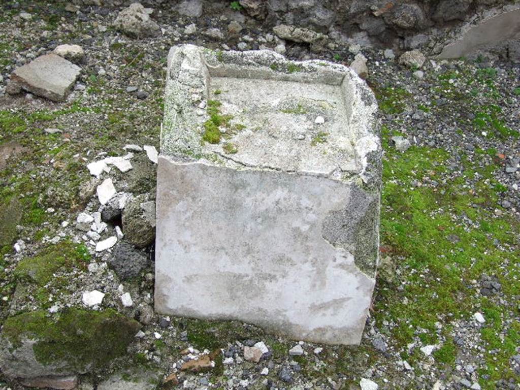 VIII.4.24 Pompeii. Street altar. December 2006. Top of the altar to receive the offerings.