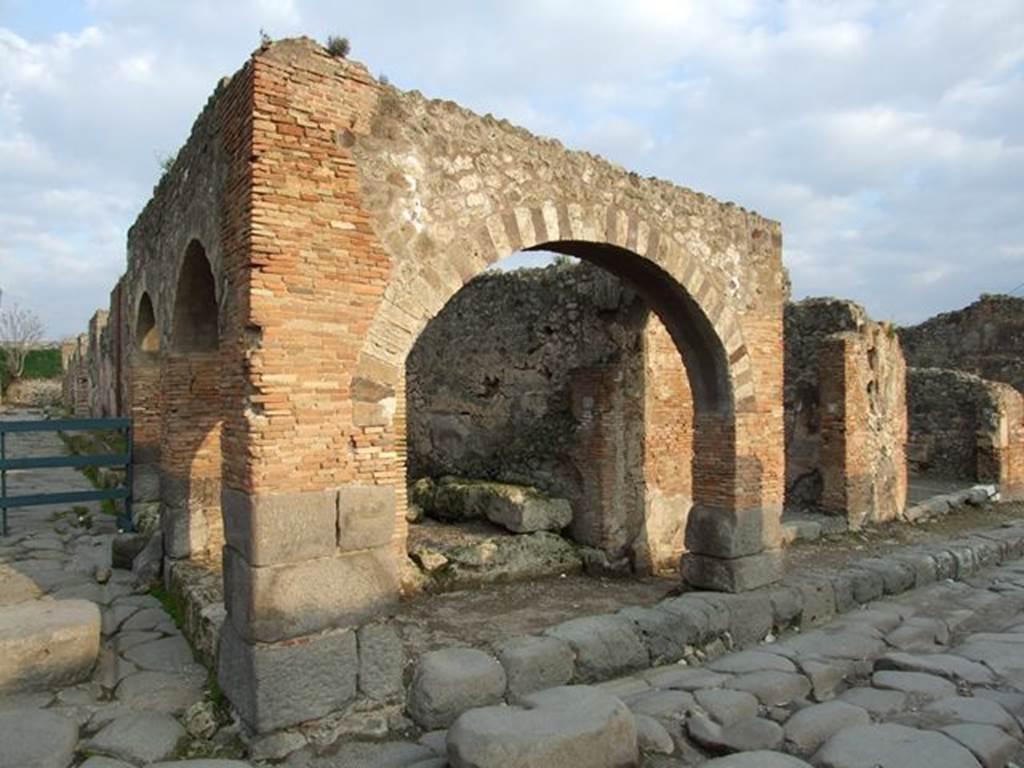 IX.2.1 Pompeii. September 2005. An arcade of three arches containing a street altar