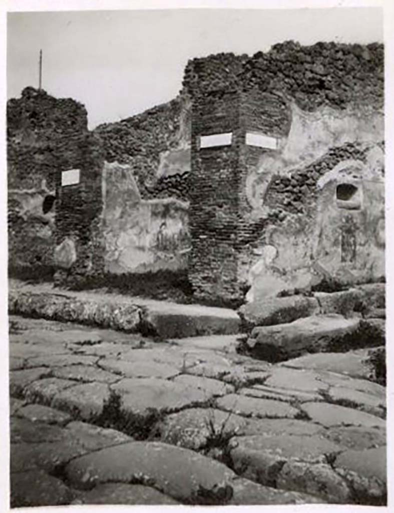 Street altar on SW side of IX.2.12 on Vicolo di Balbo, looking east from Via Stabiana. Pre-1943.
Photo by Tatiana Warscher.
See Warscher, T. Codex Topographicus Pompeianus, IX.2. (1943), Swedish Institute, Rome. (no.43.), p. 102.