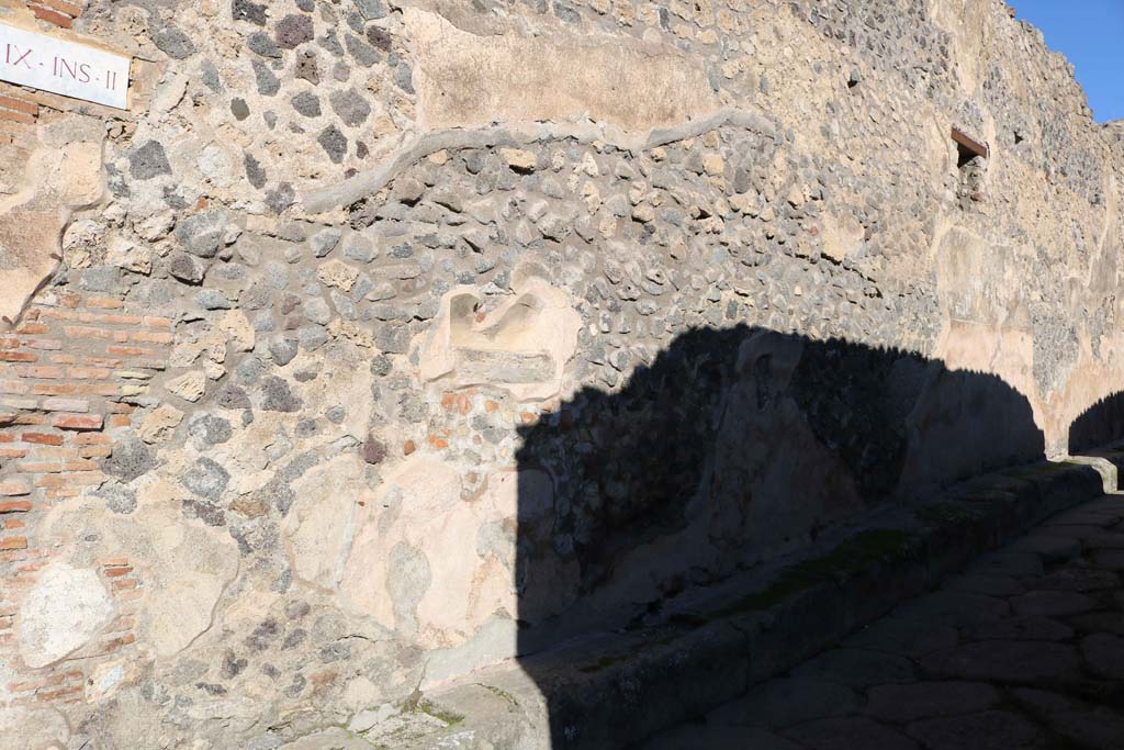 Street altar on south wall of IX.2.12 on Vicolo di Balbo, December 2018.
Looking towards north wall of roadway. Photo courtesy of Aude Durand.