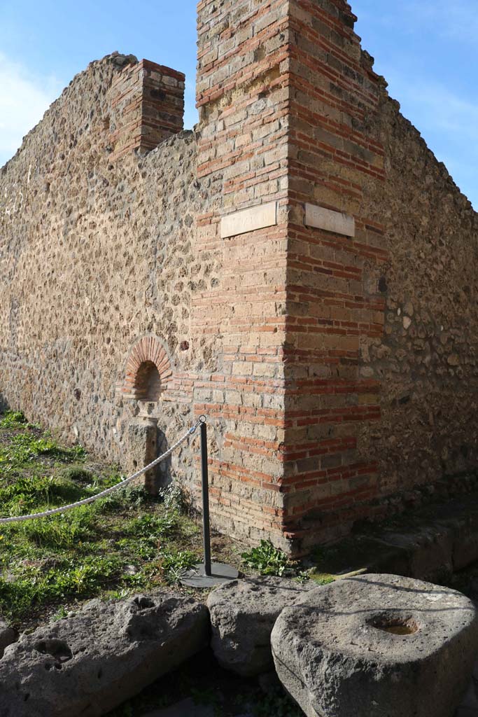 Vicolo di Tesmo Pompeii on right. December 2018.
Looking north-west towards IX.4, and street shrine at junction. Photo courtesy of Aude Durand.