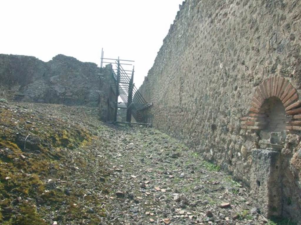 Street altar on south-east corner of IX.4 in unnamed vicolo between IX.3 and IX.4. March 2009. Looking west from junction with Vicolo di Tesmo.