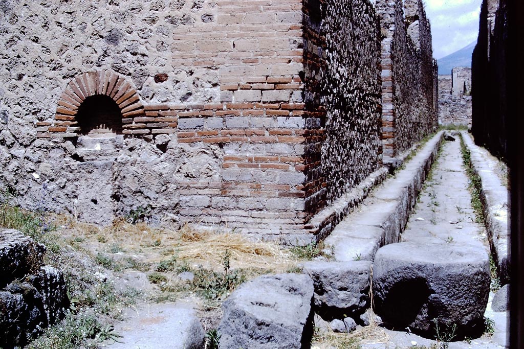 Street altar on south-east corner of IX.4 Pompeii. 1966.
Looking north from junction with unnamed vicolo, on the left. Photo by Stanley A. Jashemski.
Source: The Wilhelmina and Stanley A. Jashemski archive in the University of Maryland Library, Special Collections (See collection page) and made available under the Creative Commons Attribution-Non-Commercial License v.4. See Licence and use details.
J66f0472