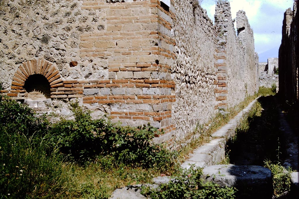 Street altar on south-east corner of IX.4, looking along Vicolo di Tesmo between IX.4 and IX.5, on the right. Pompeii. 1964.
Looking north from junction with unnamed vicolo, on the left. Photo by Stanley A. Jashemski.
Source: The Wilhelmina and Stanley A. Jashemski archive in the University of Maryland Library, Special Collections (See collection page) and made available under the Creative Commons Attribution-Non-Commercial License v.4. See Licence and use details.
J64f1610