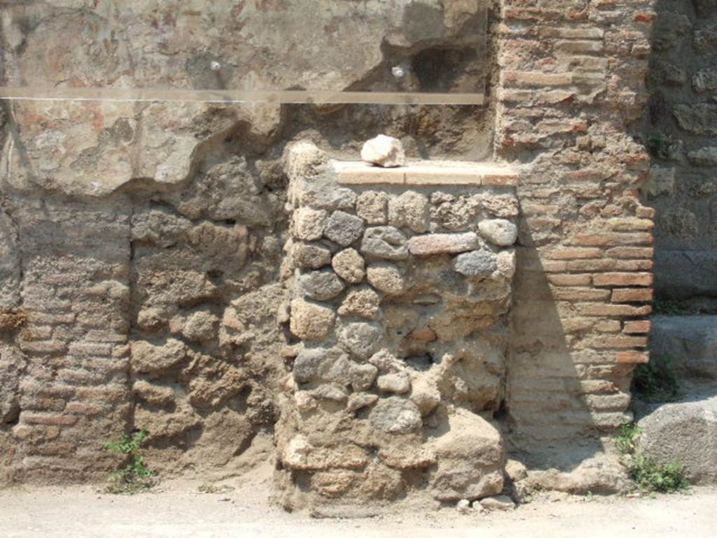 Pompeii street altar outside IX.11.1. May 2006.