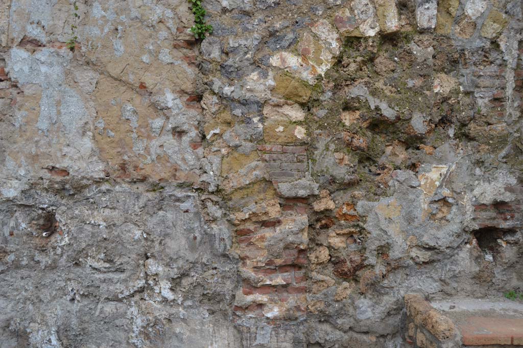 Pompeii street altar outside IX.11.1. March 2018. Portion of painted plaster above altar, on right.
Foto Taylor Lauritsen, ERC Grant 681269 DÉCOR.
