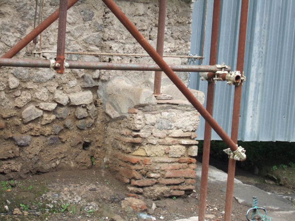 Street altar outside IX.12.7. December 2005. West and south sides. According to Fröhlich all three sides were originally decorated. On the west side was a red sausage on a skewer. On the South side to the left was a pig's head in profile and to the right was an older, translucent pig's head. See Fröhlich, T., 1991. Lararien und Fassadenbilder in den Vesuvstädten. Mainz: von Zabern. (p. 339, F71, T: 58,2).