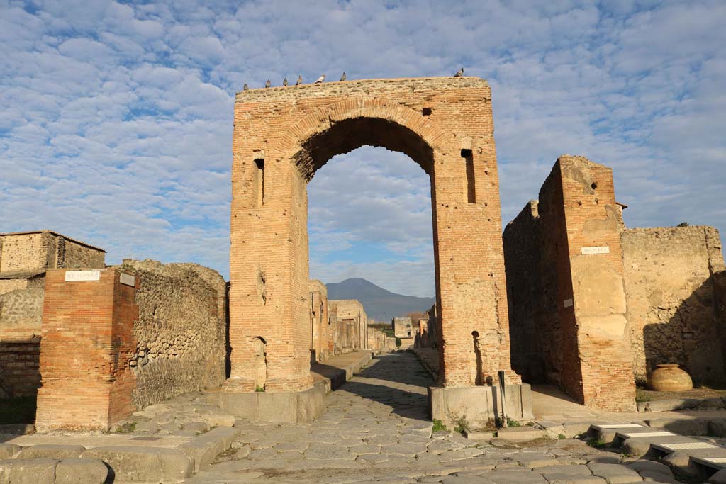 Arch of Caligula, Pompeii. December 2018.
Looking north through the Arch of Caligula into Via di Mercurio, from crossroads of Via delle Terme, on left, and Via della Fortuna, on right.
Photo courtesy of Aude Durand.