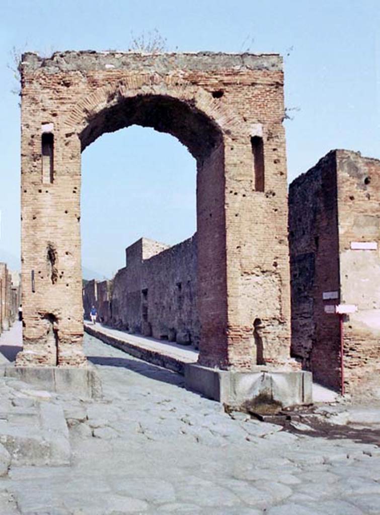 Arch of Caligula. October 2001. South side, looking north along Via Mercurio towards west wall of Ins. VI.10. Photo courtesy of Peter Woods.