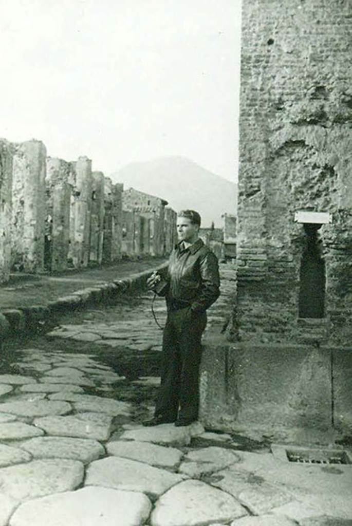 Arch of Caligula. 1945. Looking north through Arch towards west side of Via Mercurio.
Photo courtesy of Rick Bauer.