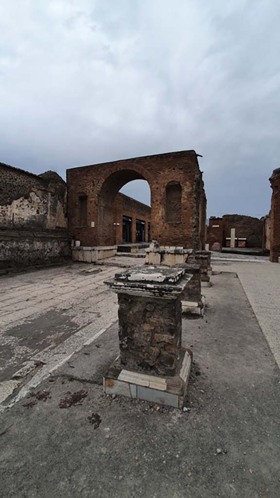 Arch at north-east end of the Forum. August 2021.
Looking north from statue bases outside of VII.9.7/8.
Foto Annette Haug, ERC Grant 681269 DÉCOR.