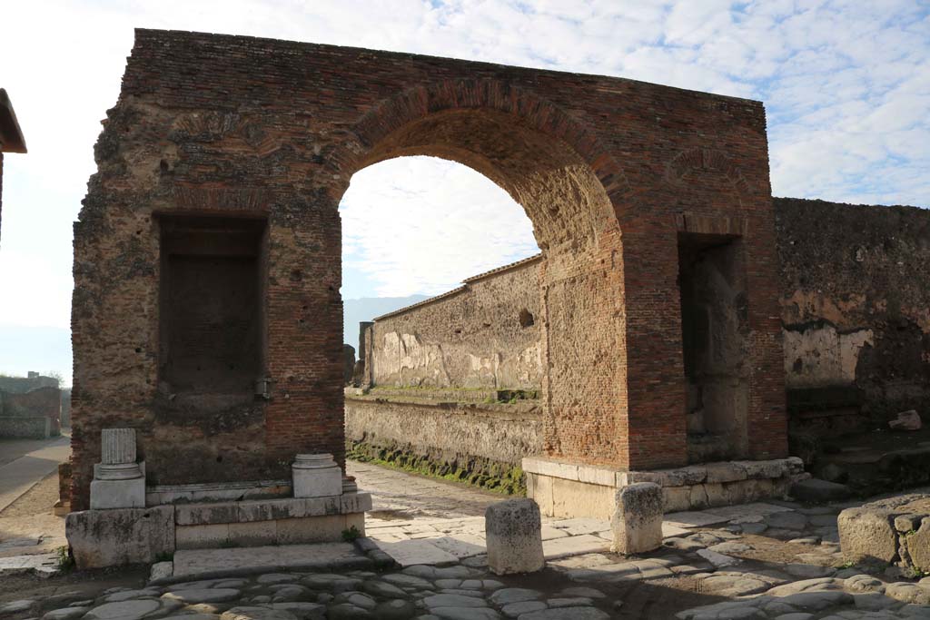 Arch at north-east end of the Forum. December 2018.
Looking south-west from Via del Foro, into the Forum. Photo courtesy of Aude Durand.