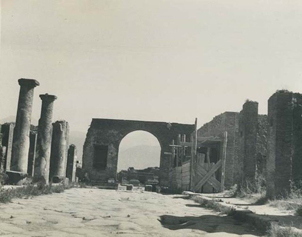 Arch at north-east end of the Forum. 1940’s. Looking south on Via del Foro towards the arch and the Forum.
Photo courtesy of Rick Bauer.