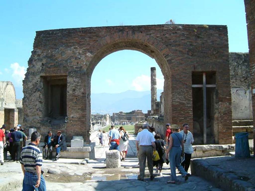 Arch at north-east end of the Forum. May 2002. North side with fountains.
Looking south through arch from Via del Foro. Photo courtesy of David Hingston.